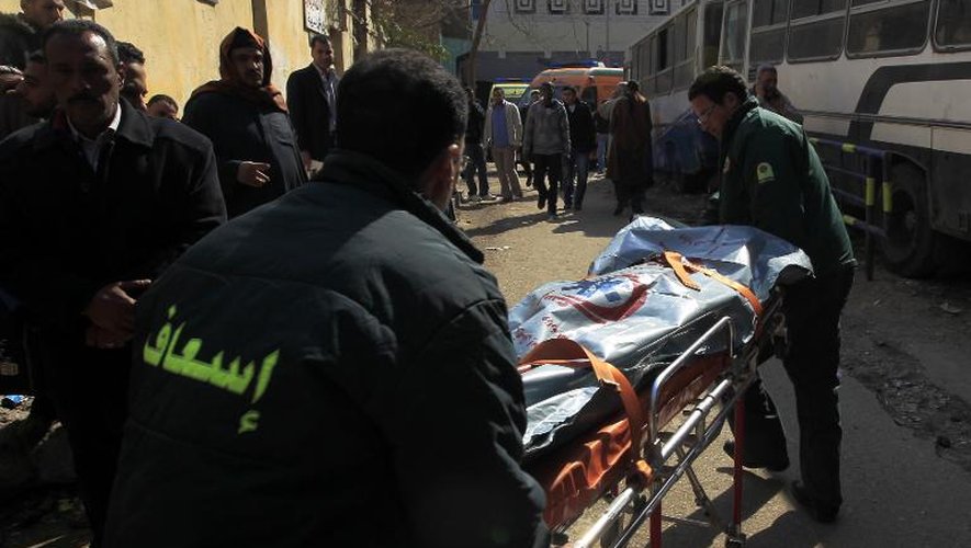 Le corps d'un homme tué lors de violences pendant un match de foot, transporté à la morgue le 2 février 2015 au Caire