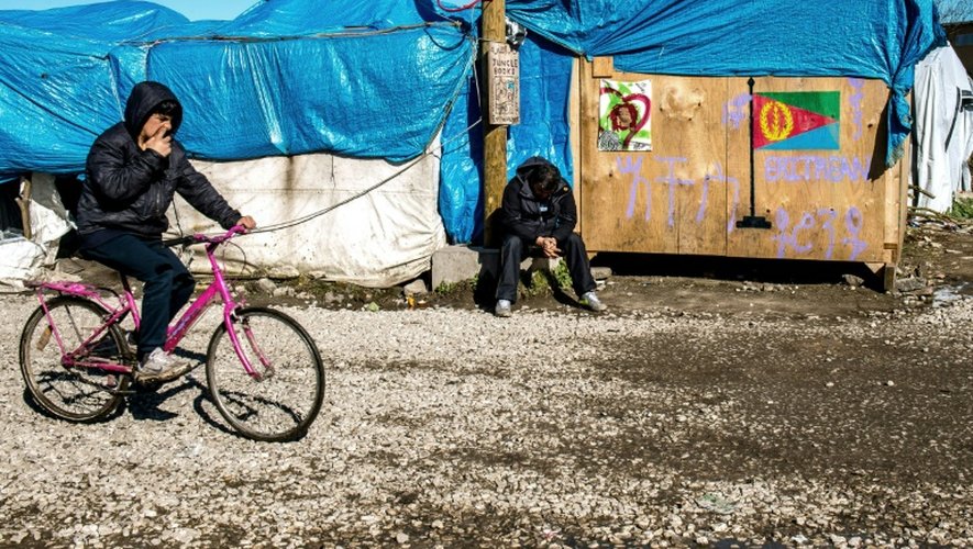 Un jeune migrant fait du vélo dans le camp de la "Jungle" à Calais, le 4 mars 2016