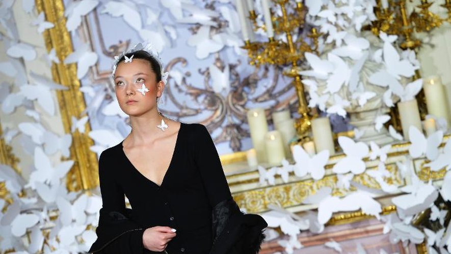Un mannequin attend le début du défilé de haute couture d'Alexis Mabille, à Paris le 20 janvier 2014