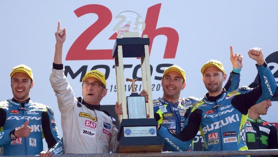 L'écurie Suzuki vainqueur de la 38e édition des 24 Heures du Mans avec les pilotes Etienne Masson (g), Vincent Philippe (2e à droite) et Anthony Delhalle (d), le 19 avril 2015 au Mans