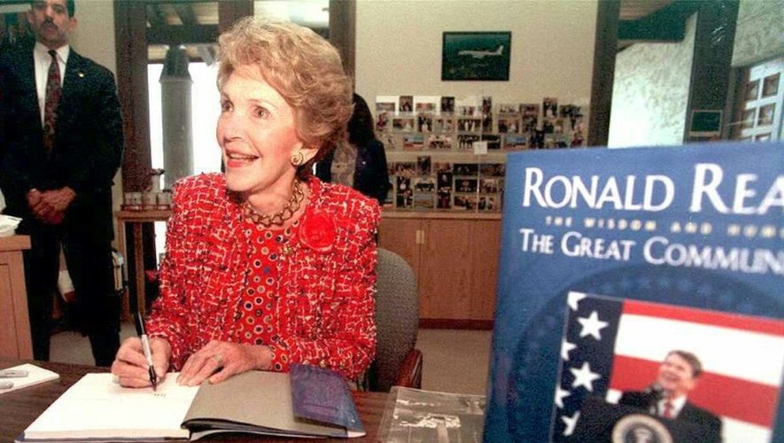 L'ancienne "First Lady" Nancy Reagan dédicace un livre de son mari, l'ancien président des Etats-Unis Ronald Reagan, le 17 mai 1995 à Simi Valley, en Californie