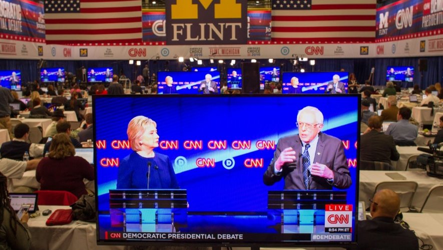 Les deux candidats à la primaire démocrate, Hillary Clinton (gauche) et Bernie Sanders (droite), lors d'un débat à Flint, Michigan, le 6 mars 2016