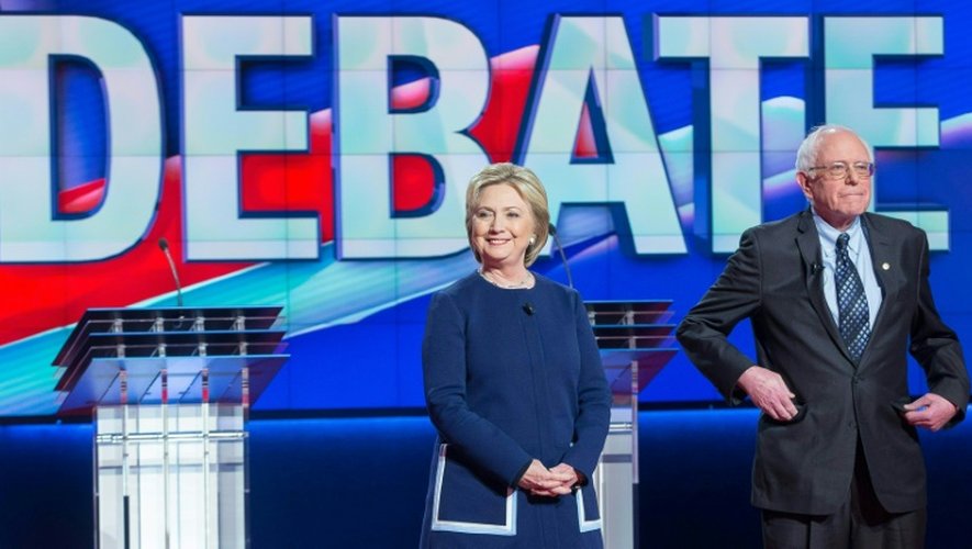 Les deux candidats à l'investiture de parti démocrate, Hillary Clinton (g) et Bernie Sanders, le 6 mars 2016 à Flint, dans le Michigan