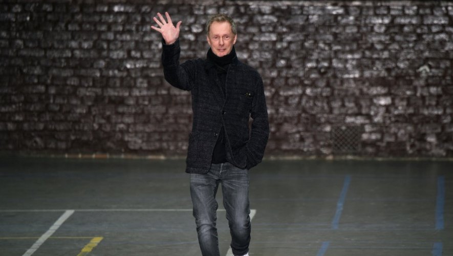 Le styliste britannique Bill Gaytten, directeur artistique de John Galliano, le 6 mars 2016 à la Semaine de la mode à Paris