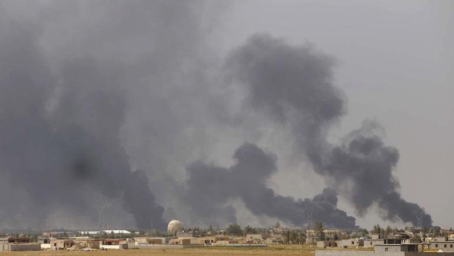 De la fumée s'échappe, le 16 avril 2015 de la zone de Baïji  (200km au nord de Bagdad) où se trouve la plus importante raffinerie d'Irak