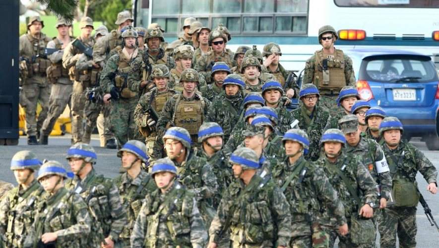 Des Marines de Corée du Sud et des Etats-Unis se regroupent pour participer le 7 mars 2016 à des manoeuvres militaires conjointes, dans le port sud-coréen de Pohang