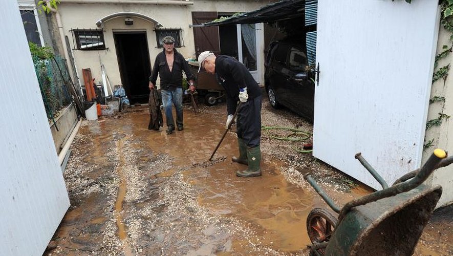 Nettoyage d'une maison inondée le 20 janvier 2014 à La Londe-les-Maures