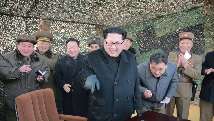 Photo non datée publiée le 4 mars 2016 par l'agence officielle nord-coréenne KCNA montrant le dirigeant nord-coréen Kim Jong-Un (c) lors d'une inspection militaire