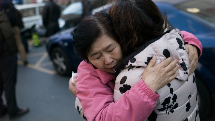 Des proches des victimes du MH370 à la sortie du Tribunal des affaires ferroviaires le 7 mars 2016 à Pékin