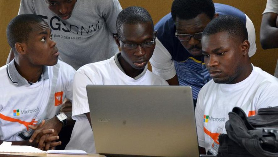 Des participants au "hackathon", un marathon informatique de 48 heures, le 18 avril 2015 à Abidjan