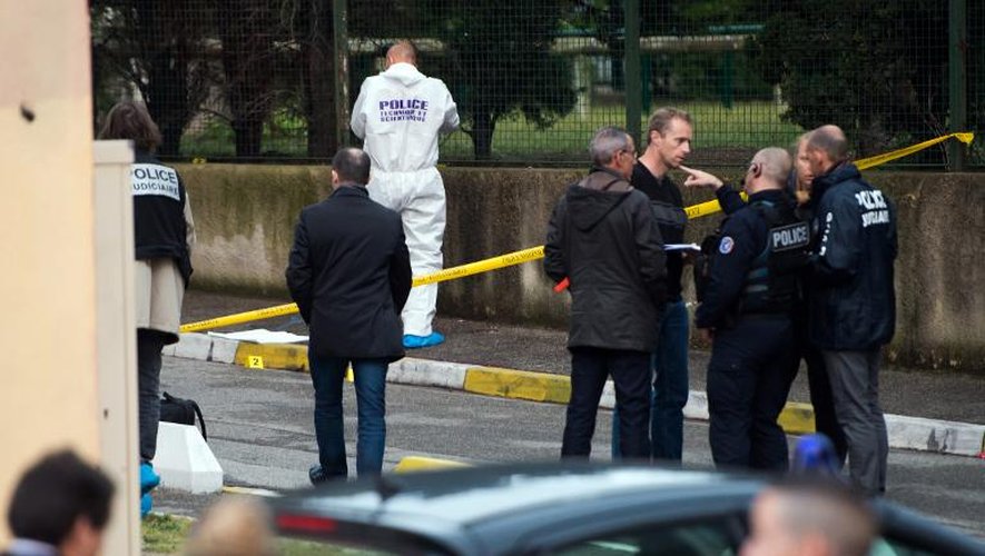 Des policiers sur le site où un homme a été tué par balle, le 19 avril 2015 dans une cité des quartiers nord de Marseille