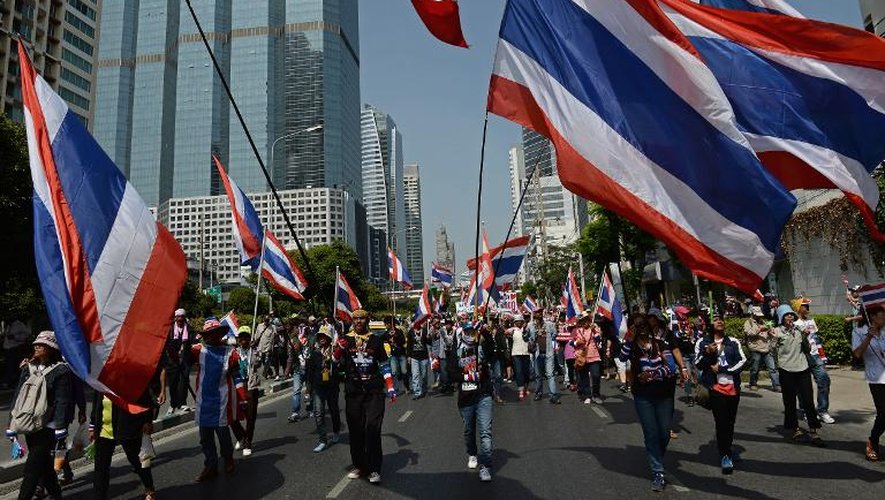 Des manifestants contre le gouvernement agitent des drapeaux thaïlandais lors d'un défilé à Bangkok, le 21 janvier 2014