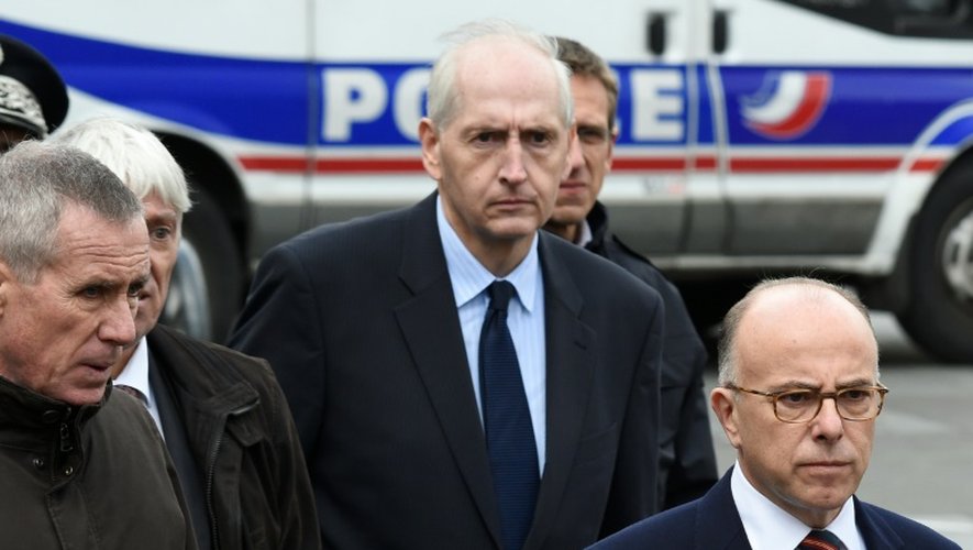 Le préfet de police de Paris Michel Cadot (C) et le ministre de l'Intérieur Bernard Cazeneuve le 18 novembre 2016 à Paris