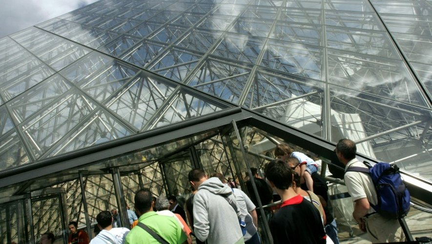 Des touristes le 08 août 2005 au Louvre à Paris