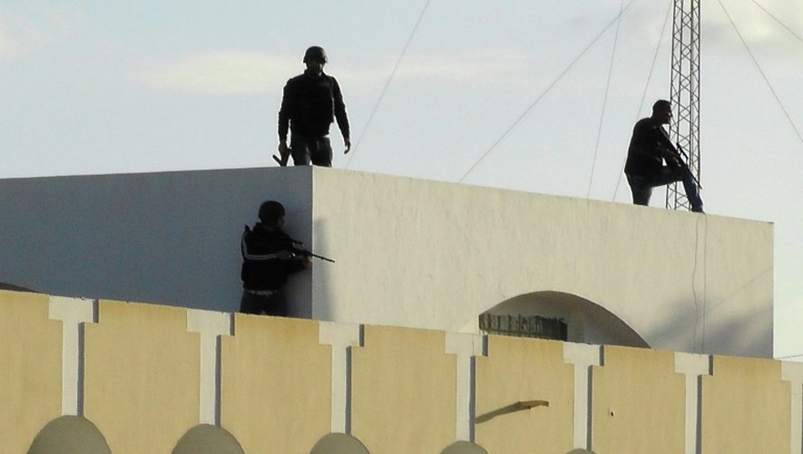 Des hommes des forces spéciales tunisiennes à Ben Guardane, dans une région de Tunisie voisine de la Libye, le 7 mars 2016