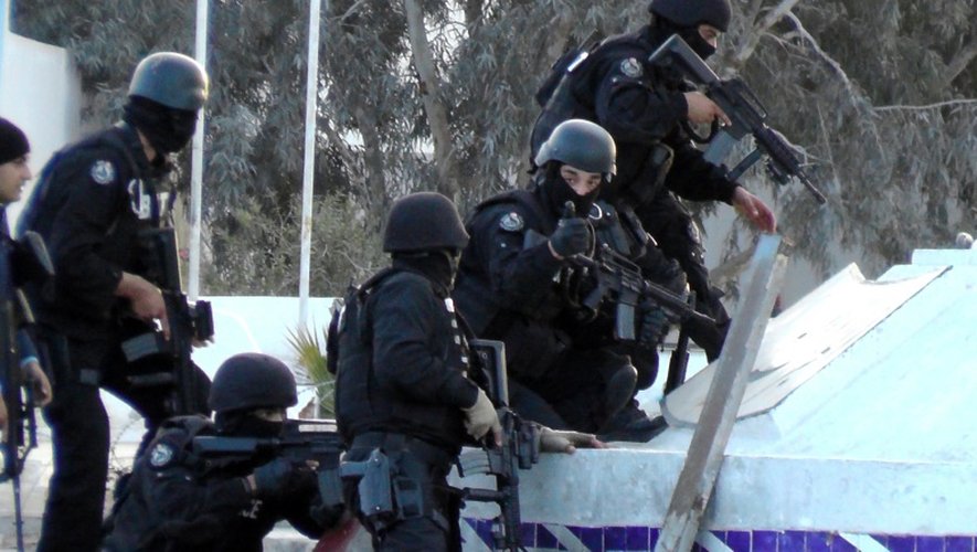 Des hommes des forces spéciales tunisiennes à Ben Guerdane, dans une région de Tunisie voisine de la Libye, le 7 mars 2016