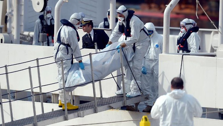 Le corps d'un migrant décédé dans le naufrage d'un chalutier tôt dimanche au large de la Libye est débarqué à terre le 20 avril 2015 à Malte