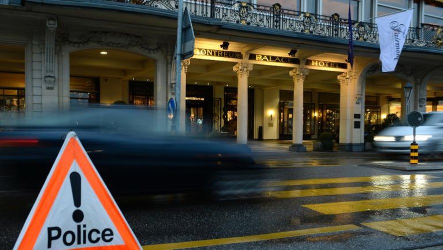 Un panneau de police devant l'entrée du centre de conférence Petit palais du Montreux Palace où aura lieu la conférence sur la Syrie à partir de mercredi 22 janvier 2014