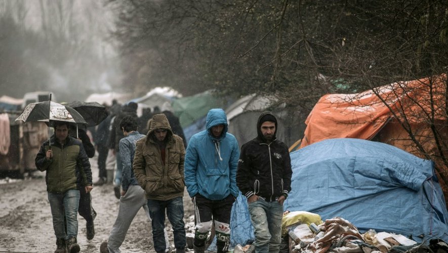 Des migrants le 18 févier 2016 à Grande-Synthe près de Dunkerque