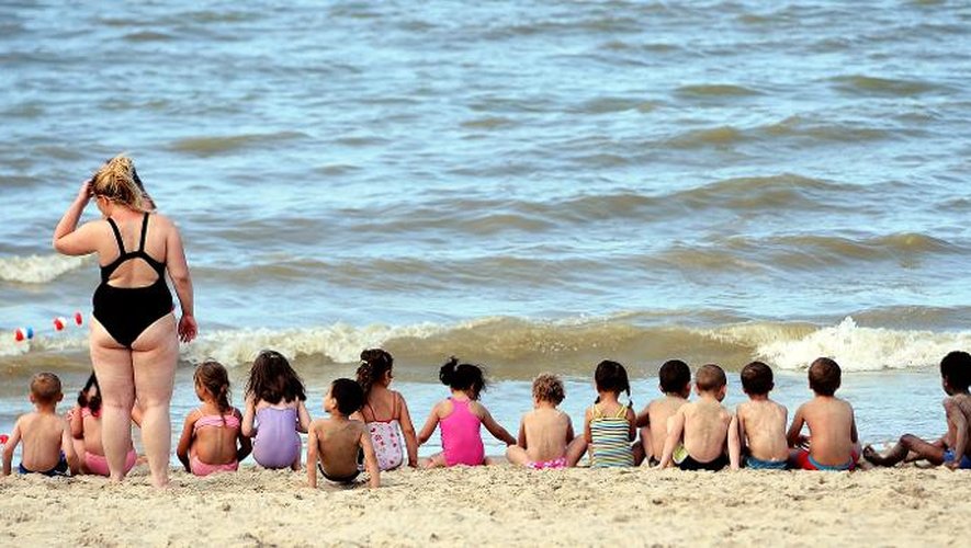 Une monitrice surveille des enfants sur la plage de  Bray-Dunes le 25 juillet 2013