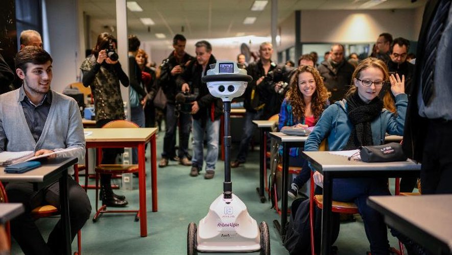 Le robot destiné à remplacer les élèves absents, dans une salle de classe à Lyon, le 21 janvier 2014