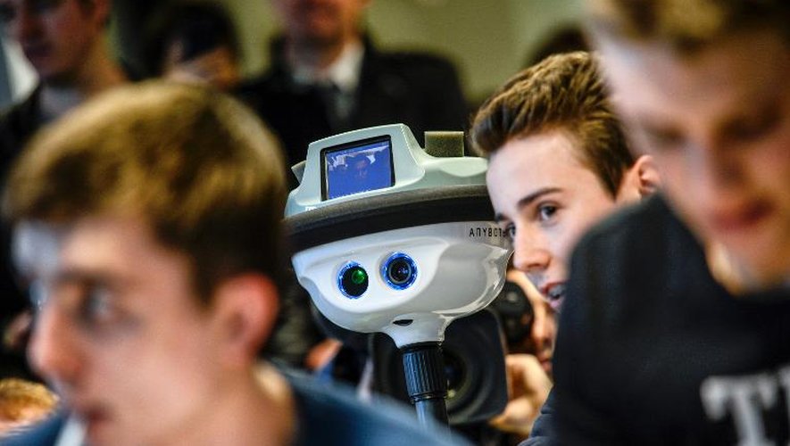 Des élèves à côté du "robot lycéen" destiné à remplacer en classe les élèves absents, le 21 janvier 2014 à Lyon