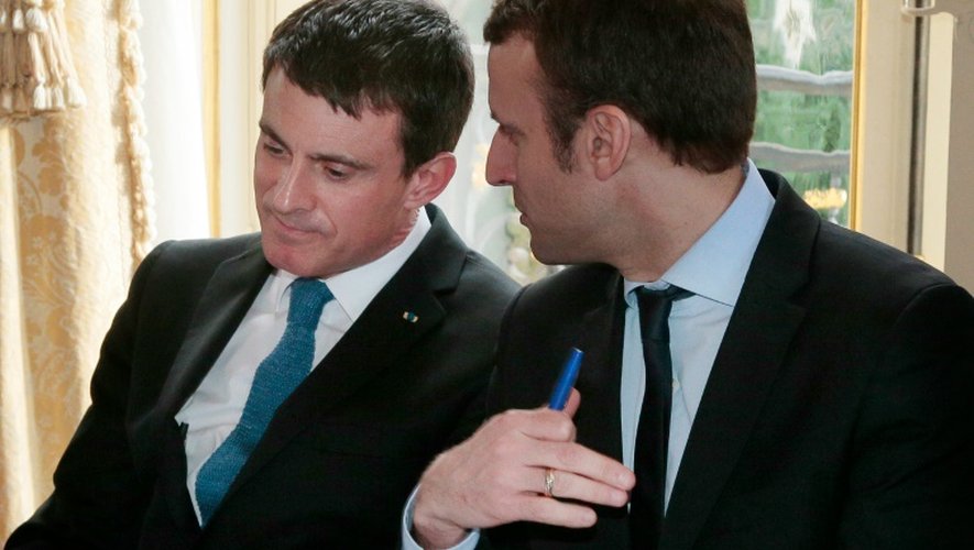 Le Premier ministre Manuel Valls (g) et le ministre de l'Economie Emmanuel Macron le 7 mars 2016 à Matignon