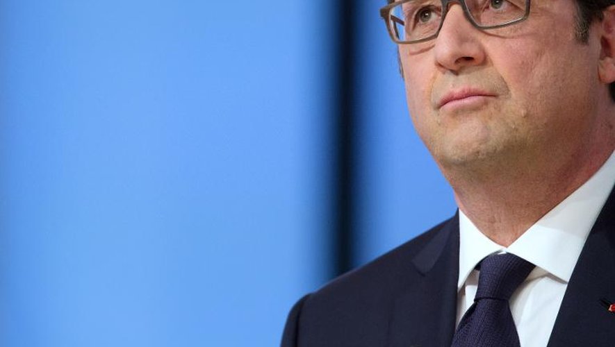 Le président François Hollande sur le plateau de l'émission Le Supplément à Paris le 19 avril 2015