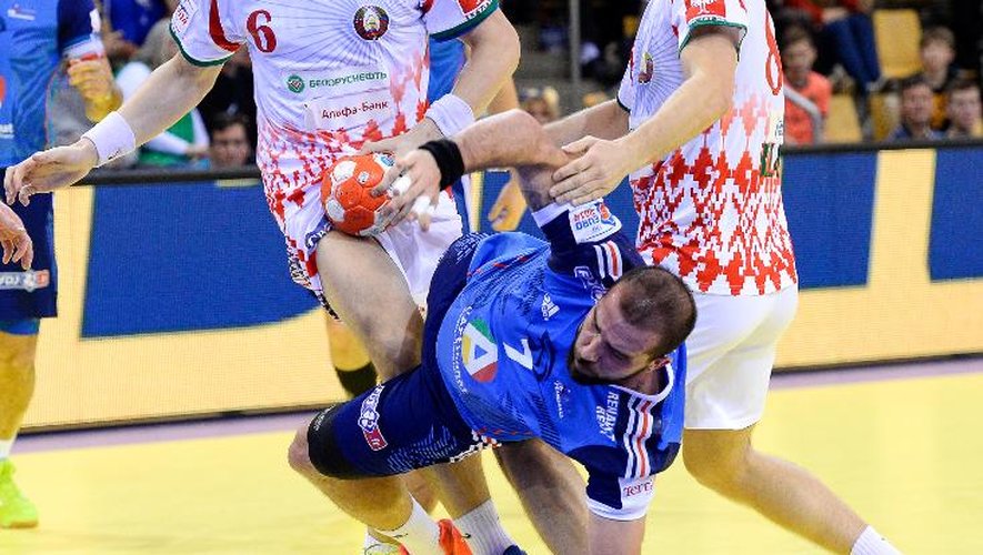 Le pivot de l'équipe de France Igor Anic (c) s'arrache face à deux adversaires du Bélarus, le 21 janvier 2014 à Aarhus lors de l'Euro de hand