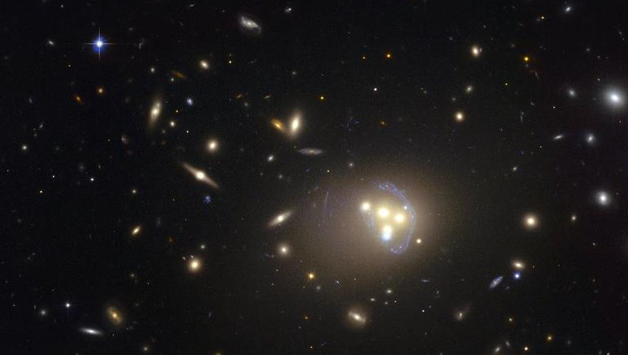 Image de l'amas de galaxies Abell 3827 obtenue par le télescope Hubble et diffusée par la Nasa/Esa le 13 avril 2015