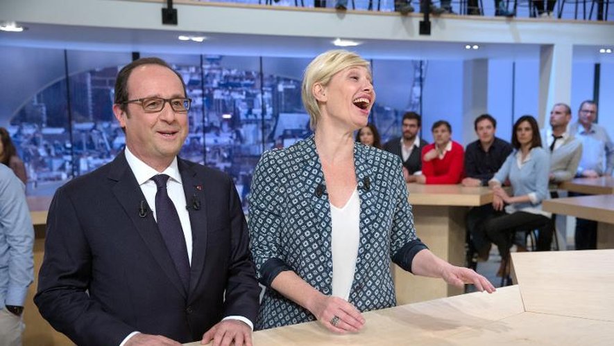 Le président François Hollande et l'animatrice Maitena Biraben après l'émission "Le Supplément" sur Canal+ le 19 avril 2015 à Paris