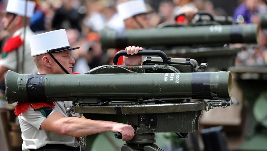 Un soldat de la Légion étrangère française tient un missile anti-tank Milan lors d'une parade sur les Champs-Elysées le 14 juillet 2012