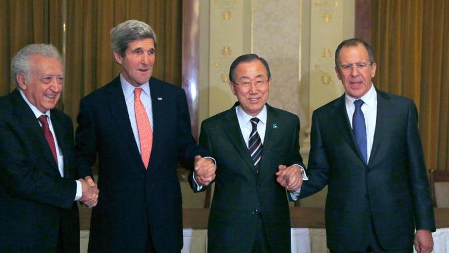 Lakhdar Brahimi, John Kerry, Ban Ki-moon et  Sergeï Lavrov à l'issue d'une réunion le 21 janvier 2014 à Montreux