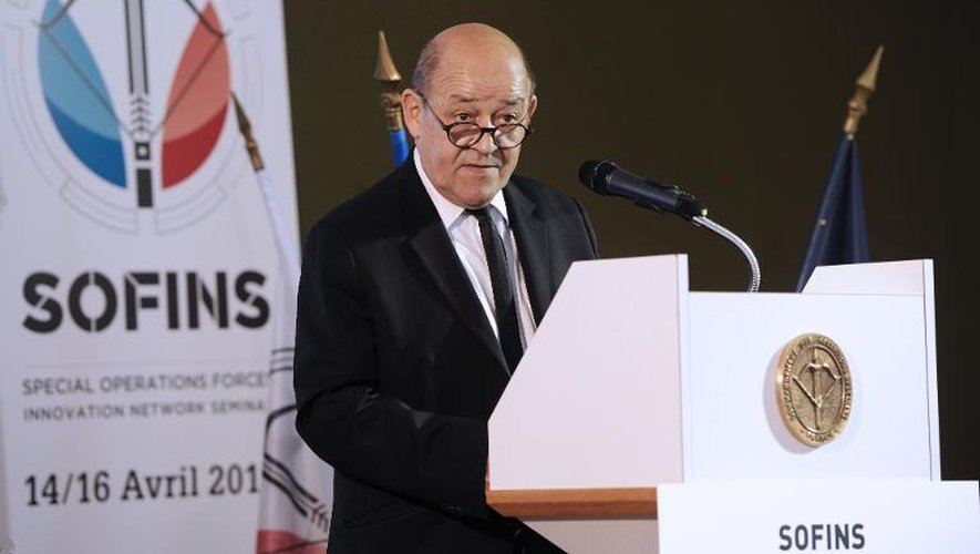 Le ministre français de la Défense Jean-Yves Le Drian à Souge le 14 avril 2015