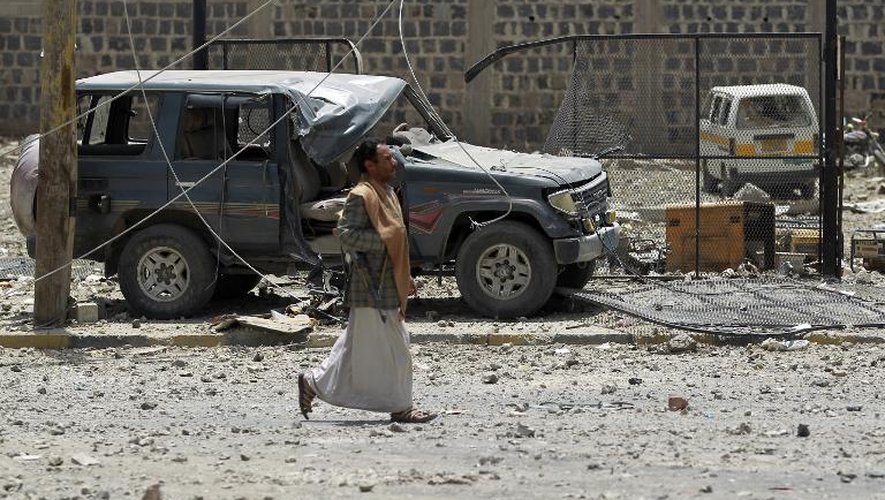 Un homme marche dans une rue après un bombardement à Fajj Attan, une colline surplombant le sud de Sanaa, le 20 avril 2015