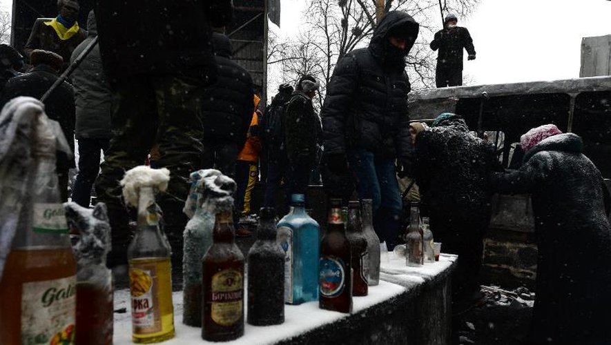 Des militants de l'opposition ukrainienne préparent des cocktails Molotov, le 21 janvier 2014 à Kiev