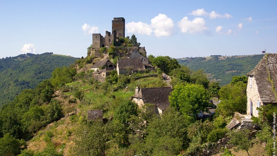 Le Château de Valon, site d'exception perché sur les hauteurs de la vallée de la Truyère.