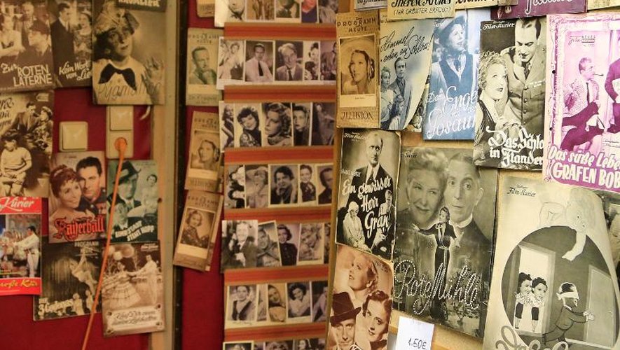 Des photos de vieux films accrochées à la caisse du cinéma Bellaria à Vienne le 27 novembre 2013