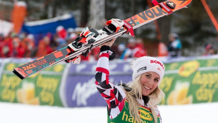 L'Autrichienne Eva-Maria Brem, skis levés, célèbre sa 1re place dans le slalom géant de Jasna en Slovaquie, le 7 mars 2016