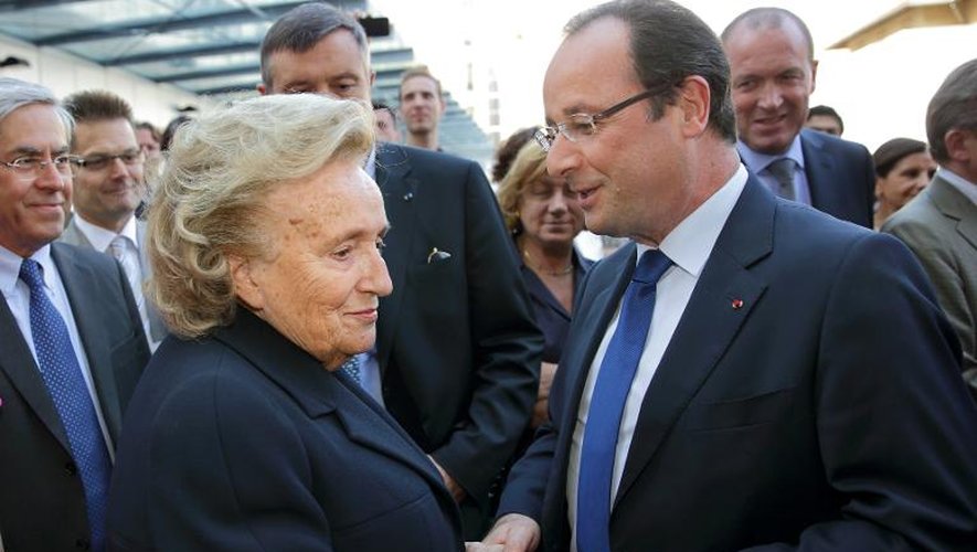 Bernadette Chirac et François Hollande le 10 juillet 2013 lors d'une visite à l'hôpital Necker à Paris