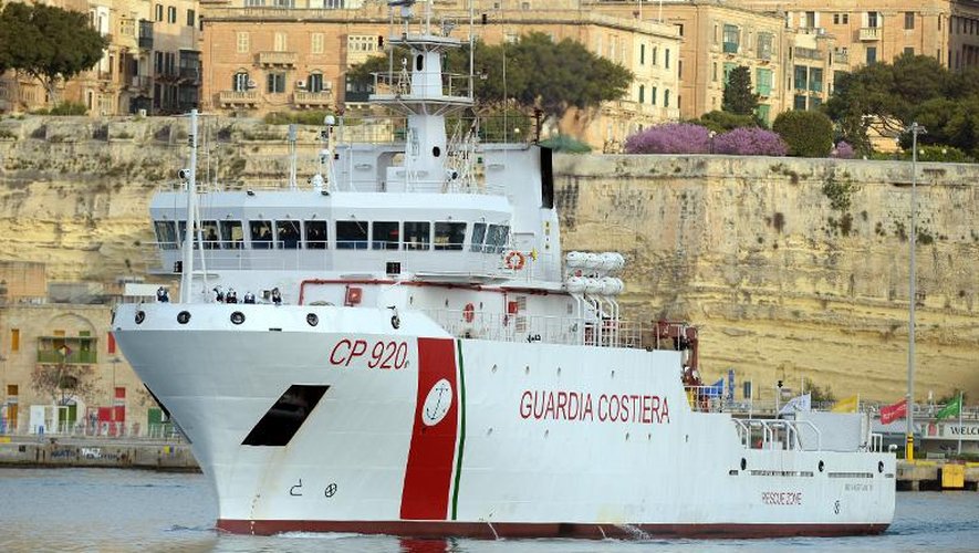 Un bateau garde-côtes italien se prépare à accoster à Malte, le 20 avril 2015, avec à son bord des survivants du naufrage d'un chalutier survenu la veille au large de la Libye
