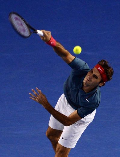 Roger Federer au service durant son quart de finale de l'Open d'Australie contre Andy Murray, le 22 janvier 2014 à Melbourne