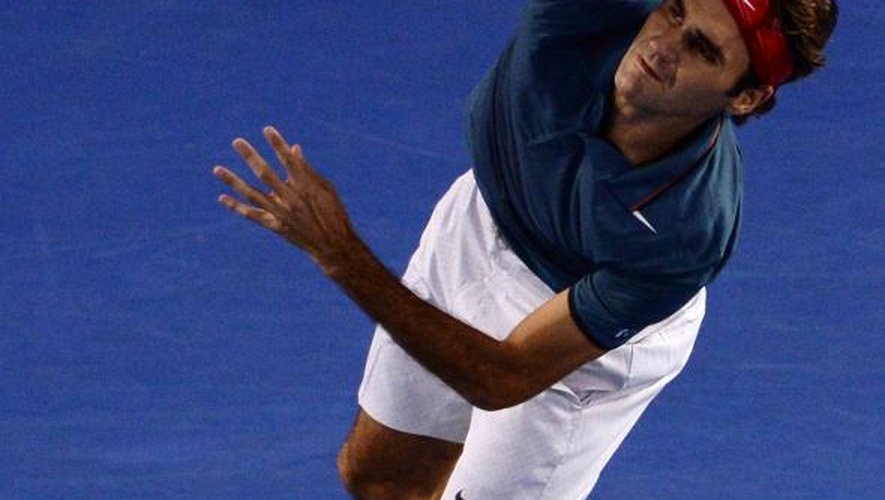 Roger Federer au service durant son quart de finale de l'Open d'Australie contre Andy Murray, le 22 janvier 2014 à Melbourne