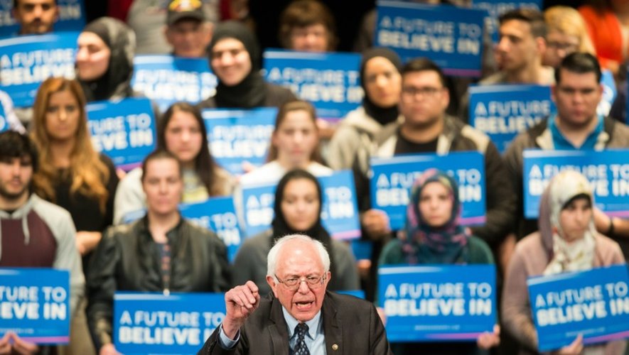 Bernie Sanders s'adresse à la foule lors d'une réunion électorale à Dearborn, Michigan, le 7 mars 2016