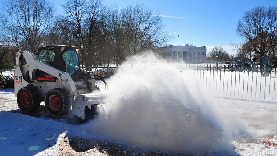 Un chasse-neige devant la Maison Blanche à Washington le 22 janvier 2014