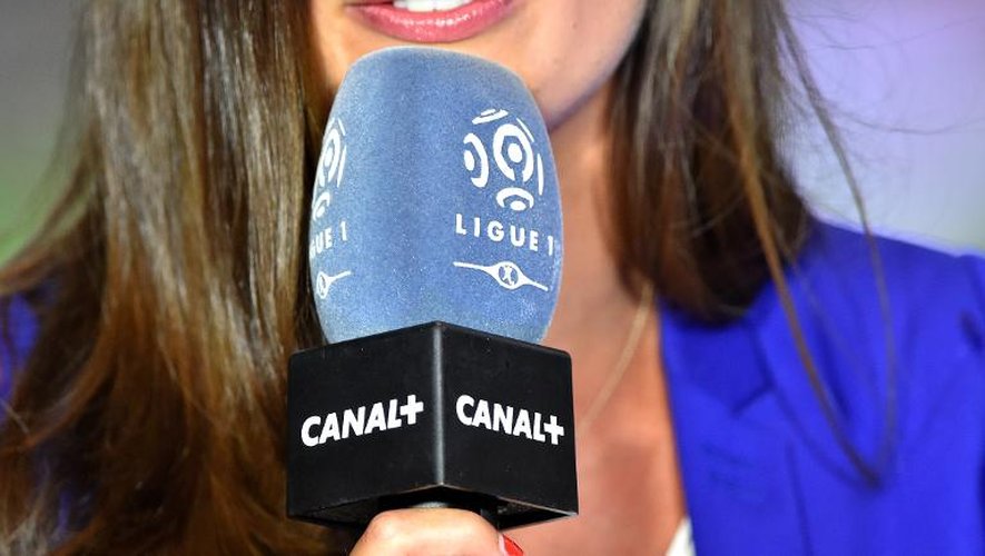 Une journaliste de Canal+ à la mi-temps du match Reims-PSG, le 8 août 2014 au stade Auguste Delaune