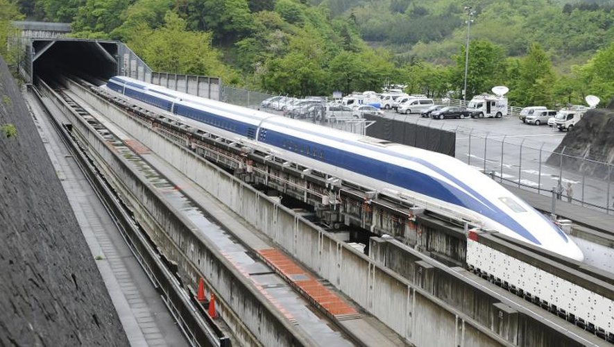 Un train expérimental à lévitation magnétique circule le 11 mai 2010 dans la région de Tsuru, 100 km à l'ouest de Tokyo