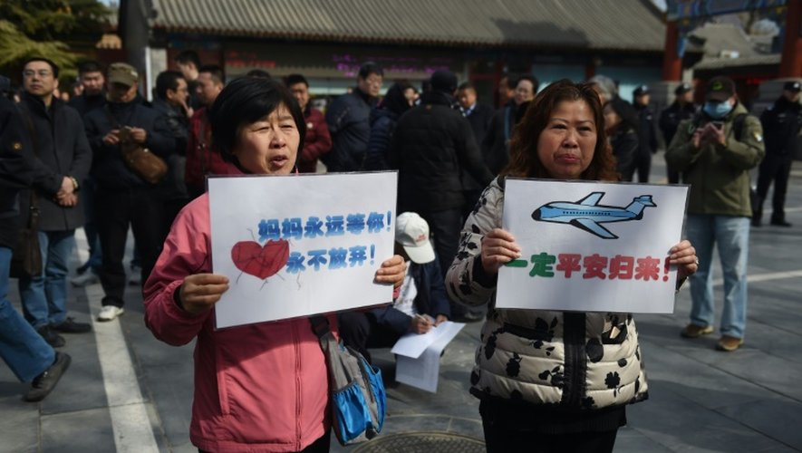 Deux proches des passagers du vol de la Malaysia Airlines (vol MH370) manifestent le 8 mars 2016 à Pékin, à l'occasion du 2è anniversaire de la disparition de cet avion, l'un des plus grands mystères de l'histoire de l'aviation civile