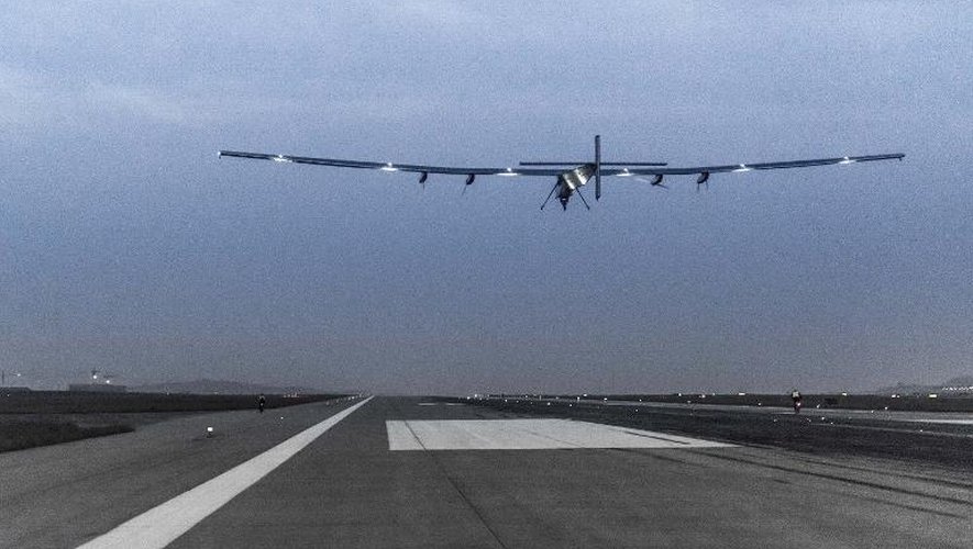 Photo diffusée par le projet Solar Impulse, montrant l'avion Solar Impulse 2 en train de décoller de l'aéroport de Chongqing, dans le sud-ouest de la Chine, le 21 avril 2015