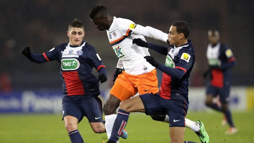 L'attaquant de Montpellier M'baye Niang (c) tente une percée entre les Parisiens Marco Verratti (g) et Gregory Van der Wiel, le 22 janvier 2014 en Coupe de France au Parc des Princes